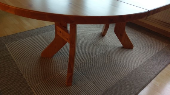 nylackade bordsben av massiv furu